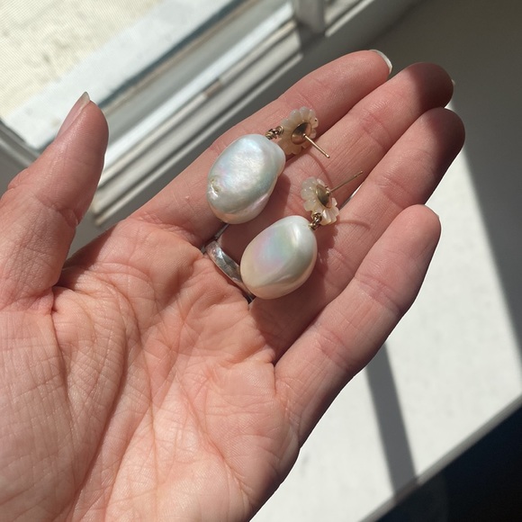 Super pretty pearl earrings !!! Real. Bought in Malibu Fred segal - Picture 3 of 3